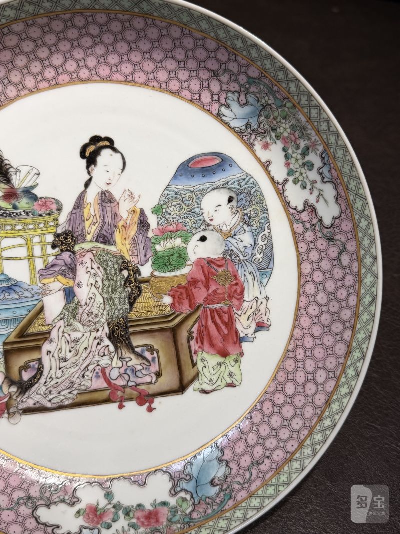 清雍正 外胭脂红内广珐琅仕女婴戏图盘 - 图6